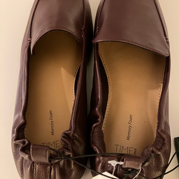 #61 Women’s Time and Tru Wine Memory Foam Scrunch Loafer - Size 8 - NWT - Picture 2 of 4